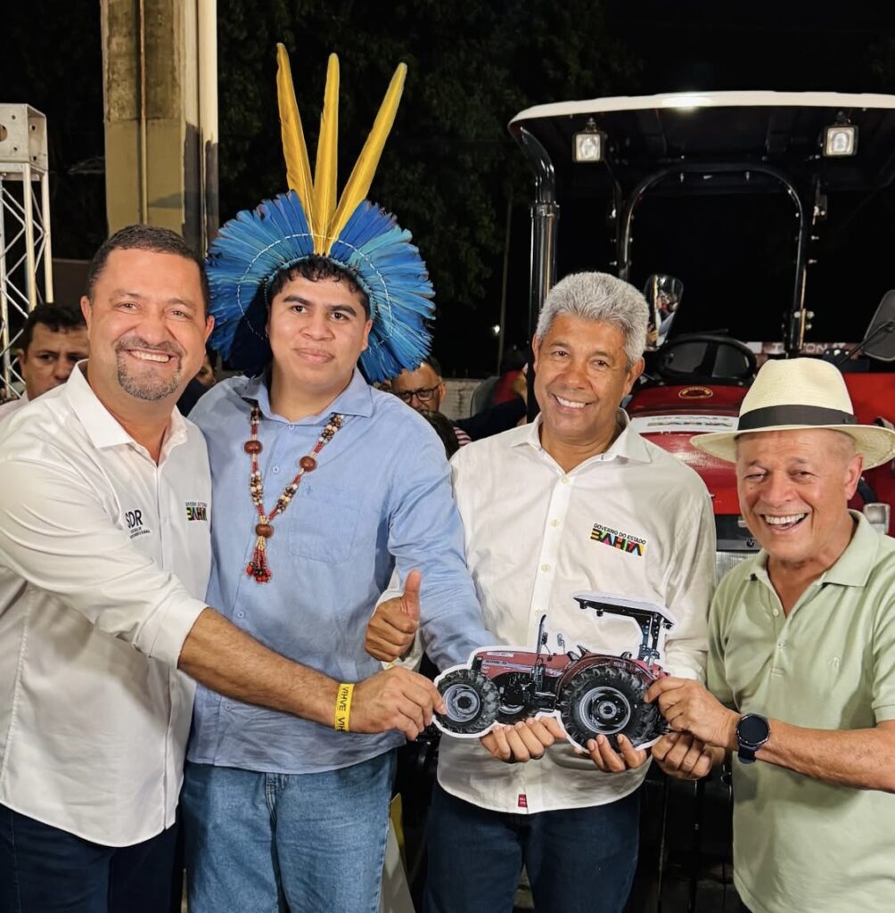 O presidente Fabrício Titiah ao lado do Governador da Bahia, Jerônimo Rodrigues, e do deputado federal Joseildo Ramos e do Secretário de Desenvolvimento Rural Osni Cardoso.